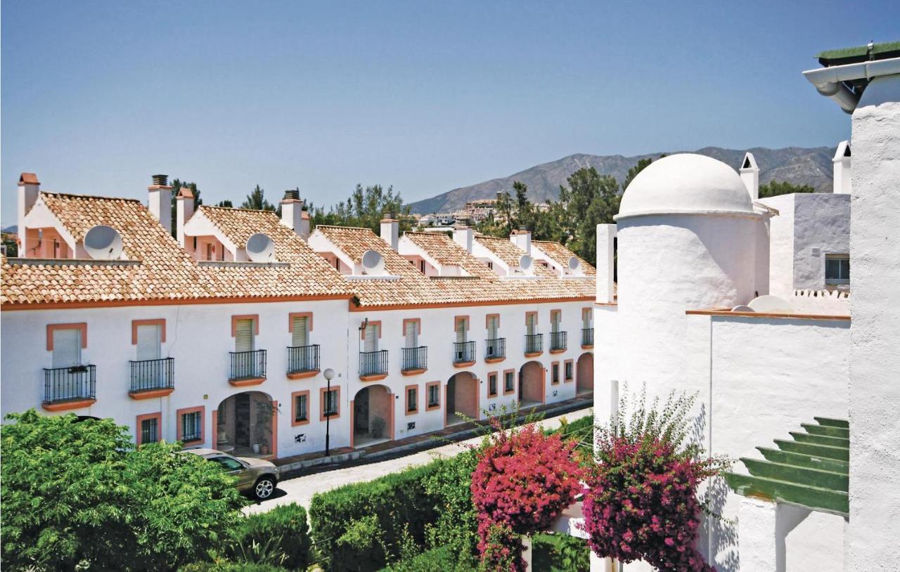Nice Apartment In Mijas Costa With Kitchen Фуeнхирола Екстериор снимка
