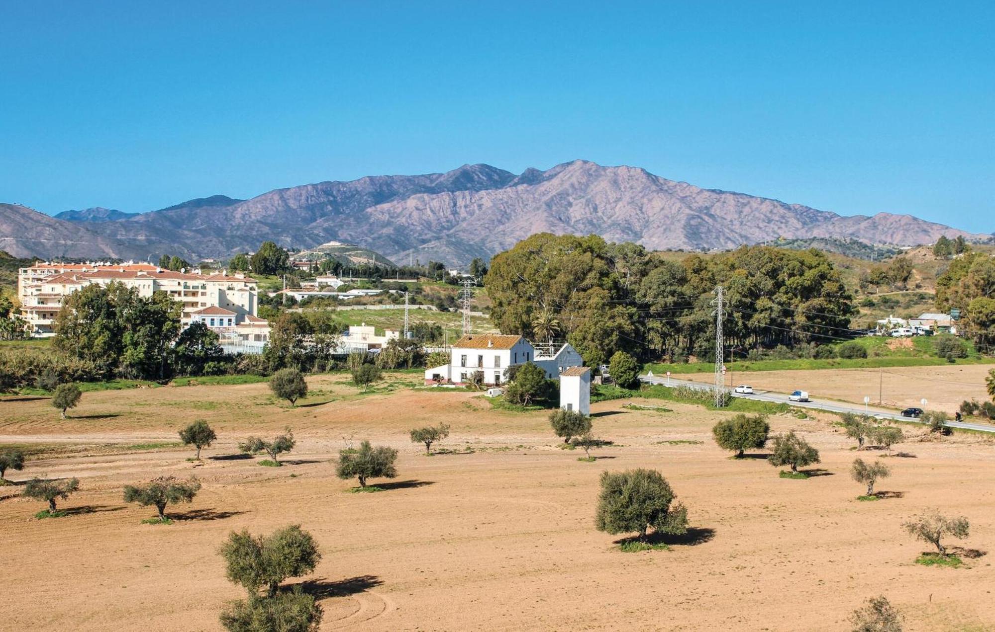 Nice Apartment In Mijas Costa With Kitchen Фуeнхирола Екстериор снимка